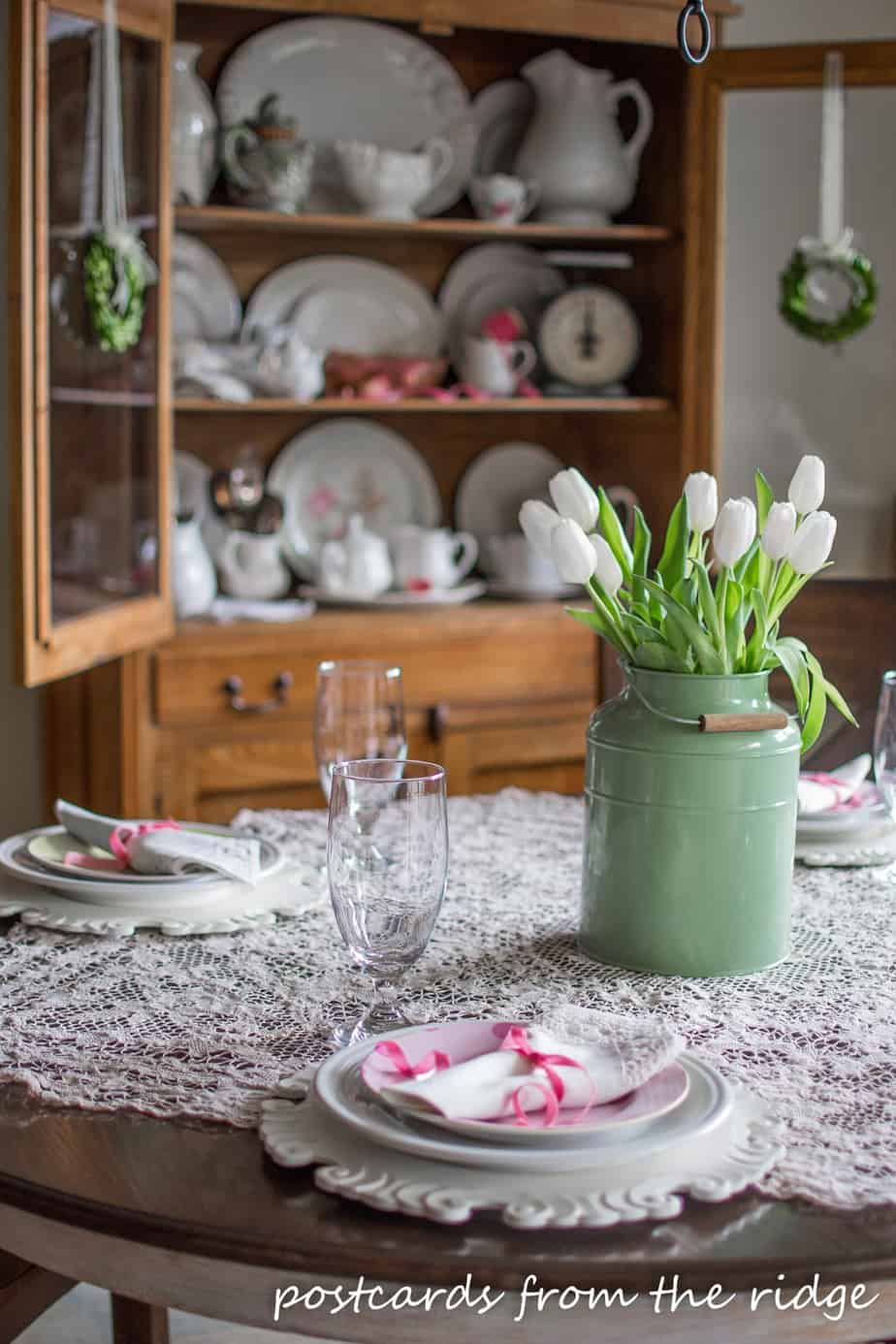春天的桌子和厨子——郁金香、粉彩和蕾丝，哦，天哪!