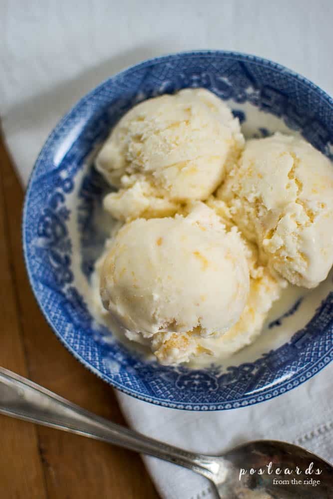 桃子冰淇淋在一个蓝色的柳条碗里