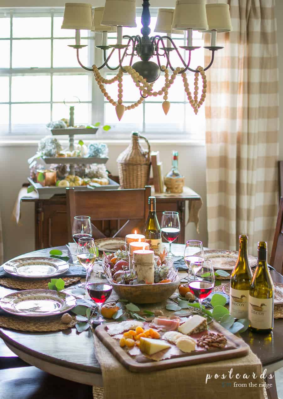 简单，自然的感恩节餐桌和小贴士为聚会做准备