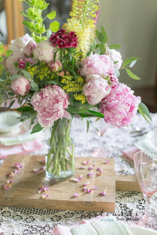 春季餐桌与粉红牡丹和抑郁玻璃