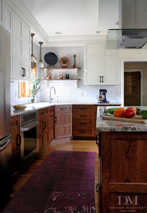 复古风格的厨房，木质和白色橱柜