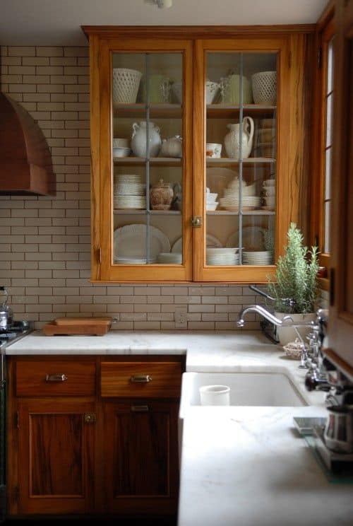 复古风格的厨房，有木橱柜和地铁瓷砖