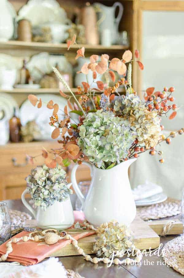 美丽的秋季桌子装饰与柔和的颜色