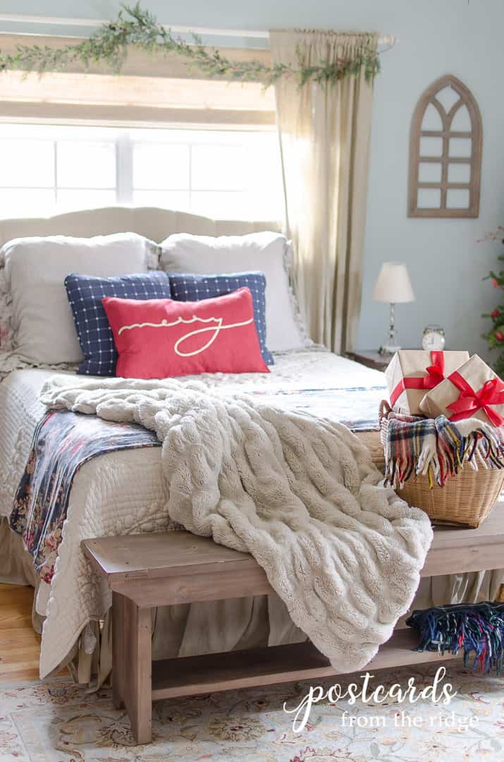 圣诞卧室装饰与海军蓝和红色