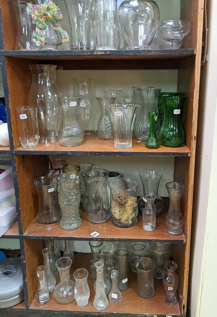 木书柜里的玻璃花瓶