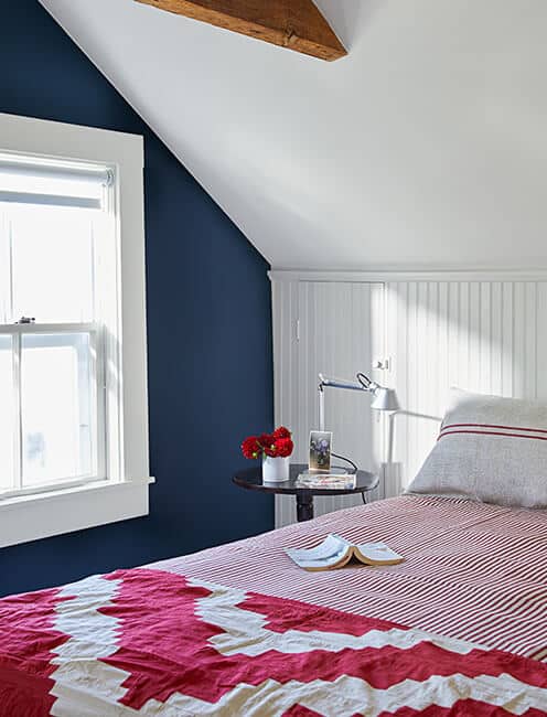 本杰明·摩尔深沉的皇家卧室，红色和白色的床上用品