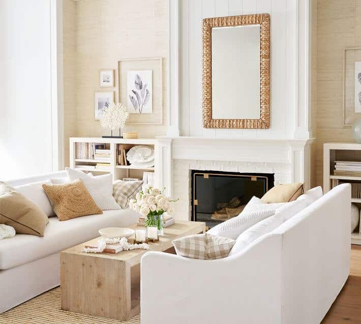 沿海祖母风格的客厅，草布墙和白色沙发