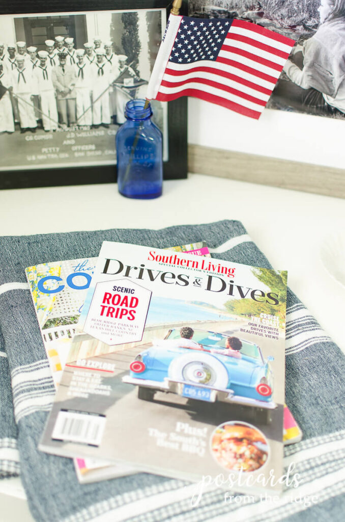 夏季杂志放在蓝白条纹的毯子上