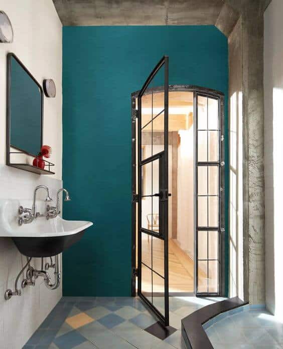 浴室的深色蓝绿色墙壁