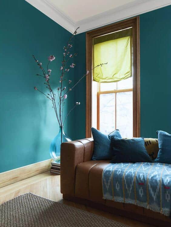 客厅漆成深蓝绿色