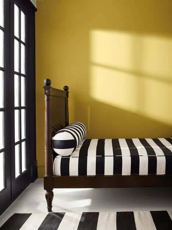 卧室有黑白相间的色调和黄褐色的墙壁